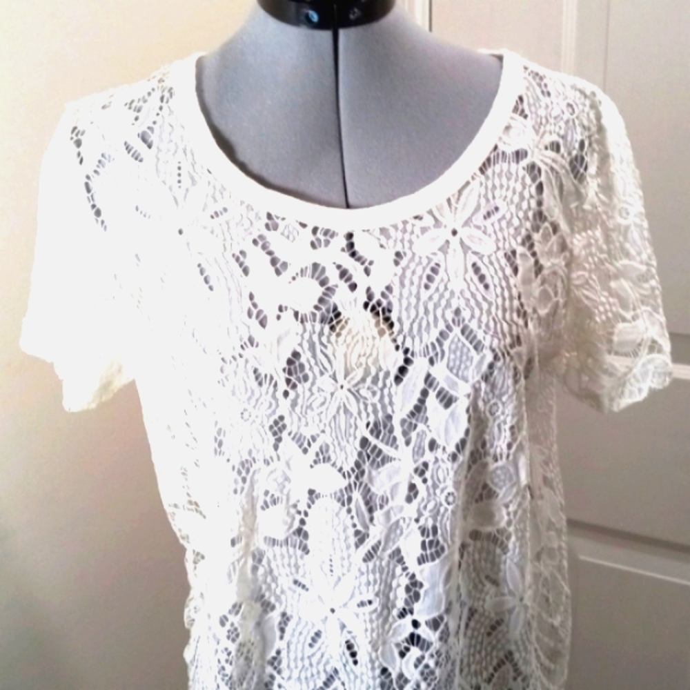 BKE.Boutique, White Lace Top with Eyelash Fringe Sz Med